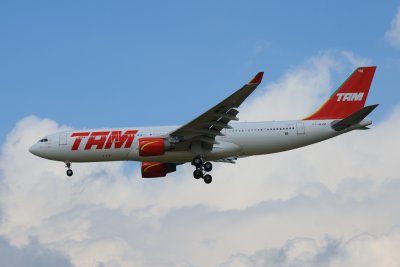 TAM Airbus A330-200 PT-MVM