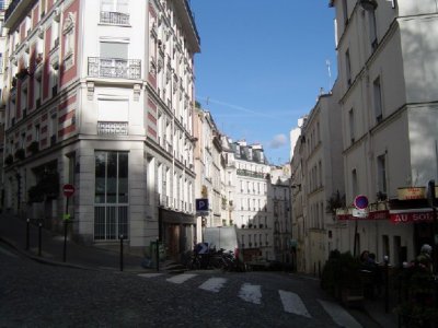 French Kiss - Meg Ryan walks down rue de Feutrier to get lost in Paris