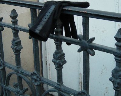 French Custom of Leaving Lost Belongings in an Obvious Place
