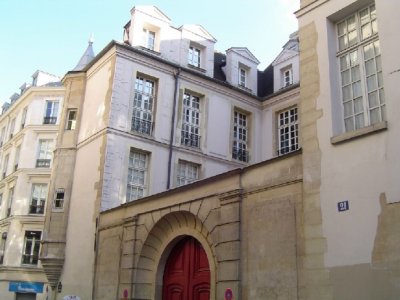 Turreted bldg - Rue de Hautefeuille between rue de l'Ecole de Medicine & Bd St-Germain
