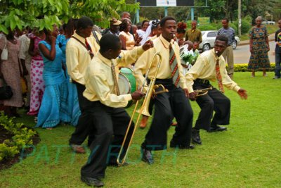 Dancing musicians for wedding