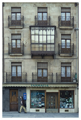 La farmacia de al lado de la plaza