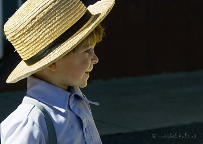 Nio amish con sombrero