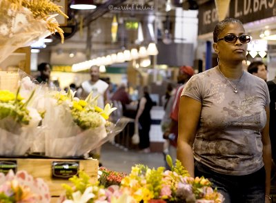 mujer y flores