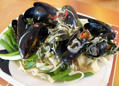 mussels pasta.JPG