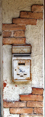 mailbox on bricks