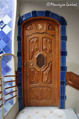 Casa Battl : wood door