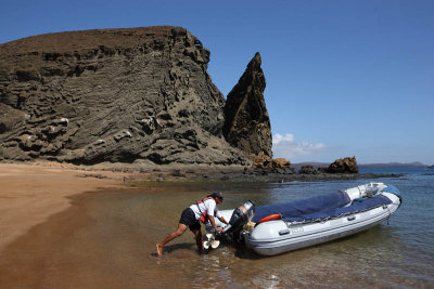 Leaving the Pinnacle Rock beach, Bartolom Island