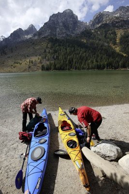 Preparing the kayak trip, String Lake