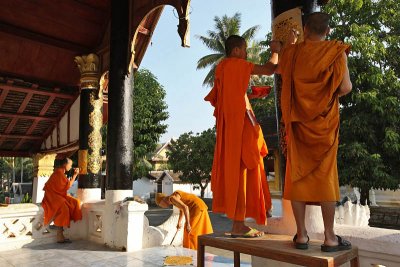 Wat Sop, repainting the temple