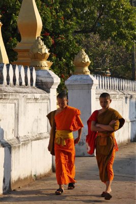 Monks near Wat Saen