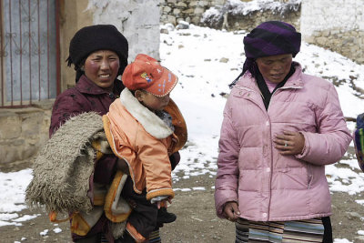 Drigung Qu, arriving at the village