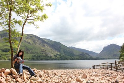 Reading in Buttermere lakeside 在湖邊閱讀