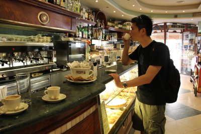 來義大利就是要站著喝咖啡...2PM