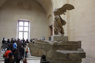 羅浮宮三寶：勝利女神 (La Victoire de Samothrace)