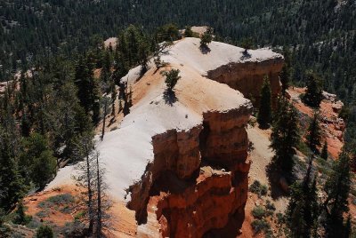 MANY OF THE RIDGES AND HOODOOS OF BRYCE CANYON ARE TOPPED WITH A FROSTING OF WHITE LIMESTONE