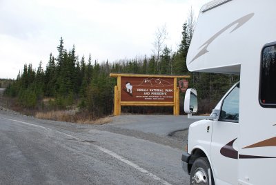 WE FINALLY APPROACHED THE ENTRANCE TO THE FAMOUS DENALI NATIONAL PARK OVER A HALF A MILLION VISITOR A YEAR AND WE WERE THERE