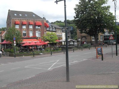 Het dorpsplein zonder tenten.