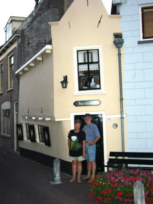 Elaine (American) & Jon (Dutch) @ Smallest House in Kampen