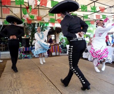 Dancers at Hacienda Don Engracia