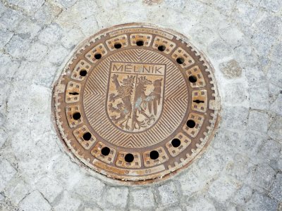 Melnik Crest on Manhole Cover