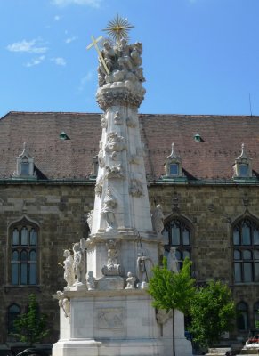 Holy Trinity Column Commemorates Victims of 1691 Plague in Budapest