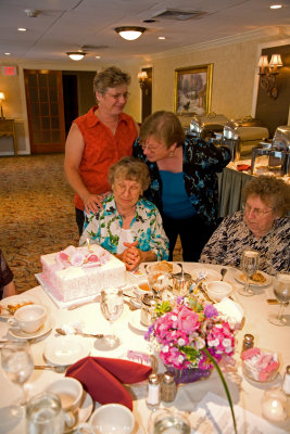 Daughters JoAnn & Barbara bring Aunt Helen the cake