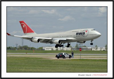 747 Landing at MSP.jpg
