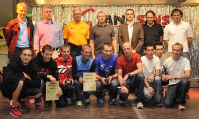 Der Tagesschnellste Marius Bock mit den 3er -Team maennlich-Pokalgewinnern