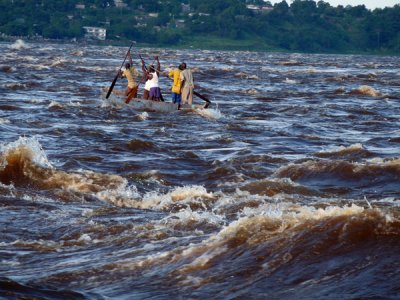 En pirogue sur le fleuve Congo.jpg