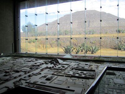model of teotihuacan pyramids and pyramid of the sun