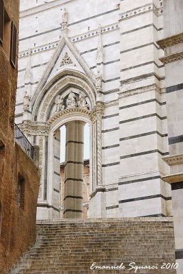 The side door of Duomo nuovo