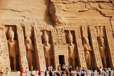 Nefertari's statues are equal in size to Ramesses II's ones