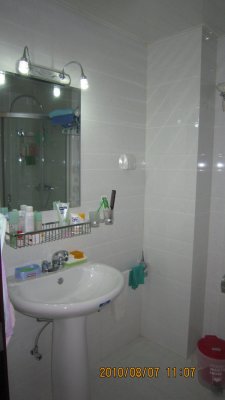 main bathroom2.JPG