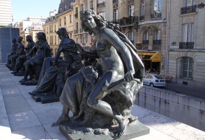 Statues outside Orsay