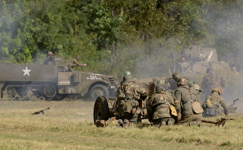 Sherman takes the German gun crew by surprise