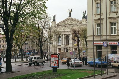 Prospekt Svobody - and view on Lviv Theatre