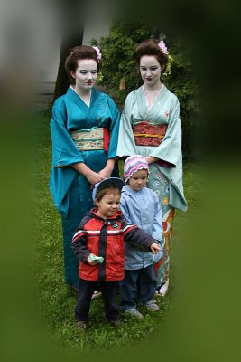 Maiko and youngest visitors