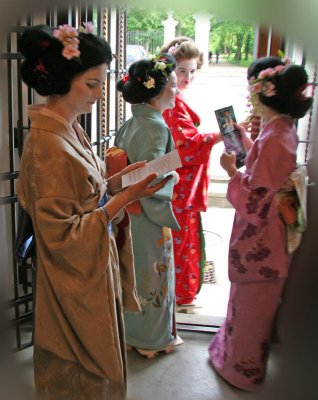 Maiko on the entrance inviting visitors