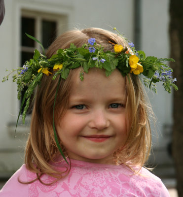 Little girl with wreath