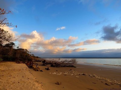 L'aube sur une le, plage loigne  Antonio DE MORAIS  2012.jpg