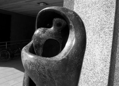 Inre och yttre form Henry Moore2.jpg