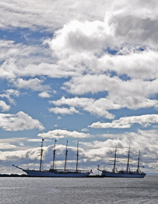 Encuentro de Buques Escuela Esmeralda y Libertad en Punta Arenas