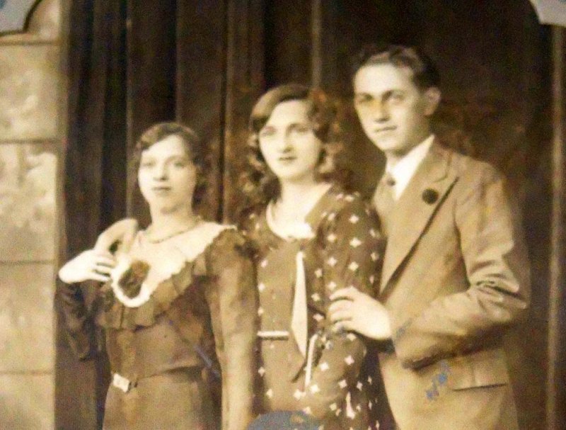 L- My dad his sisters Tessie and Estelle.jpg