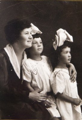 W_Nanny Alice with my mom Florence and my aunt Sylvia in the 1910s