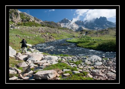 Kathy hiking to Upper Aero Lake