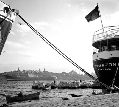 Off loading cargo, Istanbul 1955.jpg