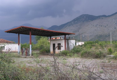 verlassene Tankstelle in der Nhe von Hani i Hotit (Grenze zu Montenegro)