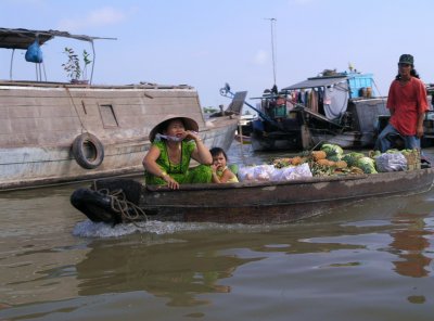 Cai Rang Floating Market scene
