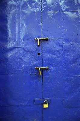 Blue door in Cusco Reala
